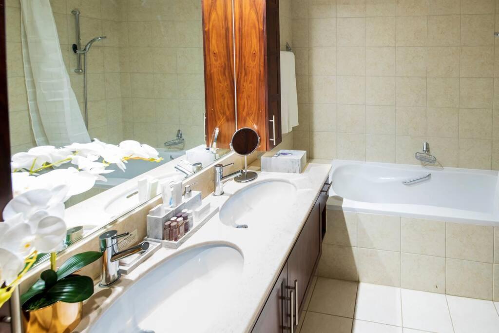 First Class 2Br With Full Burj Khalifa And Fountain View ดูไบ ภายนอก รูปภาพ